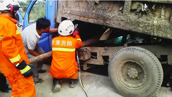 消防解救被困司機(jī)